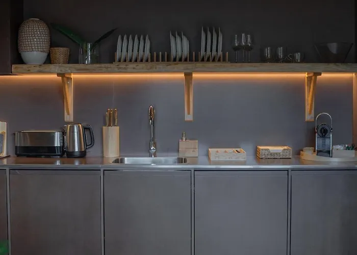 Hut E, In Town Apartman *